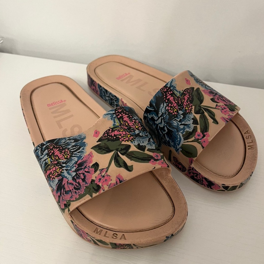 Comfortable, only worn a few times but looks brand new, great quality slides!